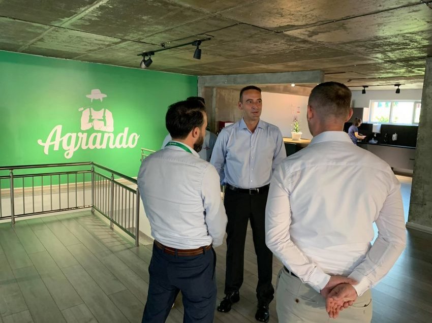 Daut Haradinaj vizitë bizneseve në Prishtinë: Do të përkrahen të rinjtë që kanë ide kreative