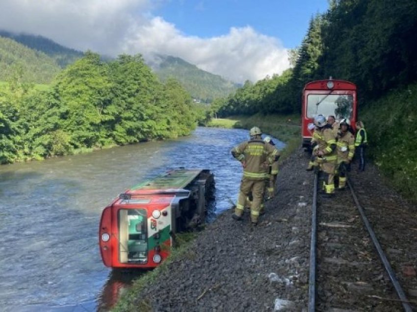 Austri - Lëndohen disa nxënës pasi treni del nga shinat dhe bie në lumë
