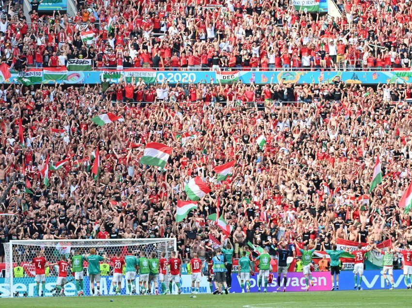 UEFA dënon Hungarinë me tre ndeshje pa tifozë