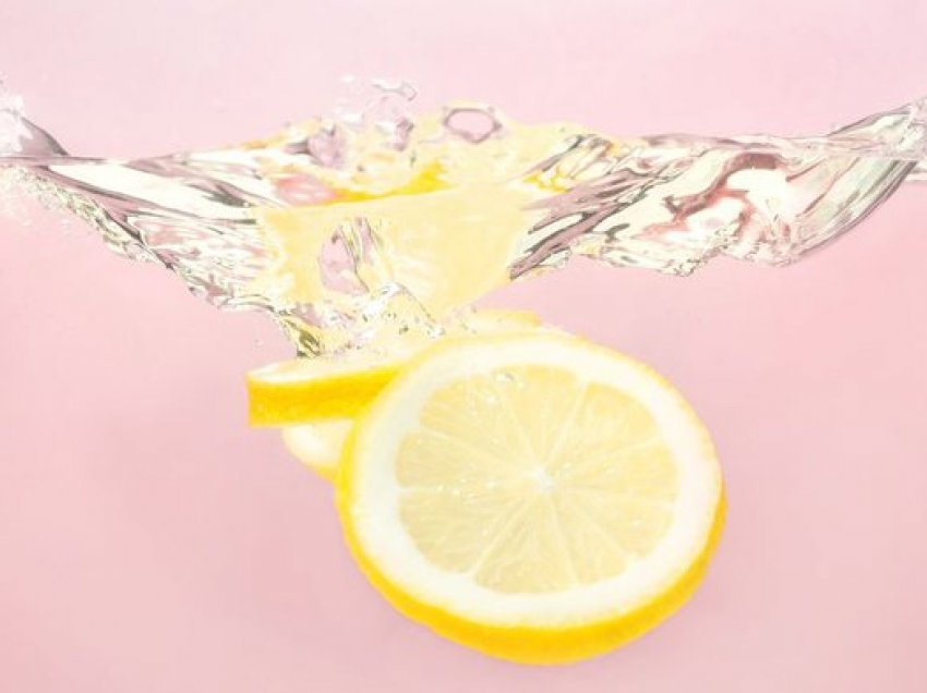 Shtatë përfitime të ujit me limon dhe si ta përgatisni