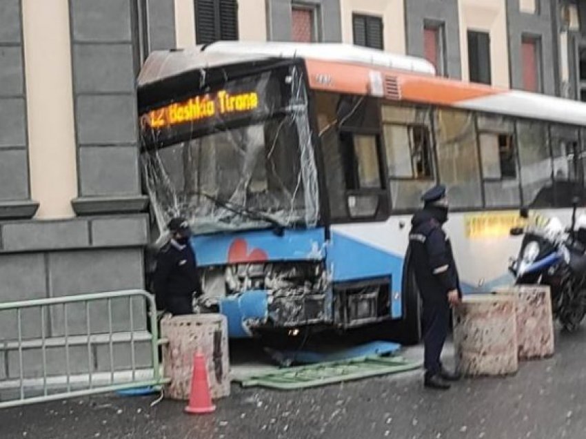 Autobusi përplaset me pemën! Lëndohen dy pasagjerë në Tiranë/ Aksident me një të vdekur në Cërrik