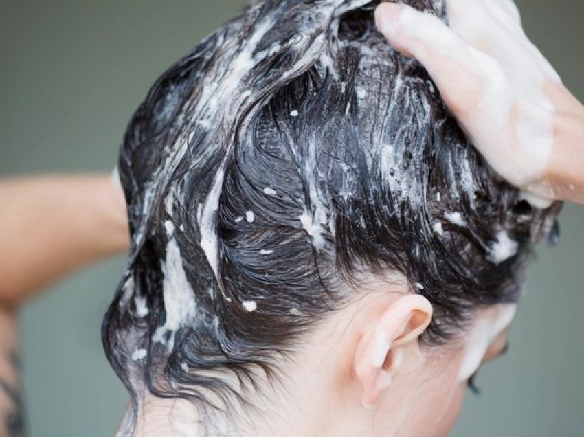 Ky përbërës i shamponit mund t’ju shkatërrojë flokët