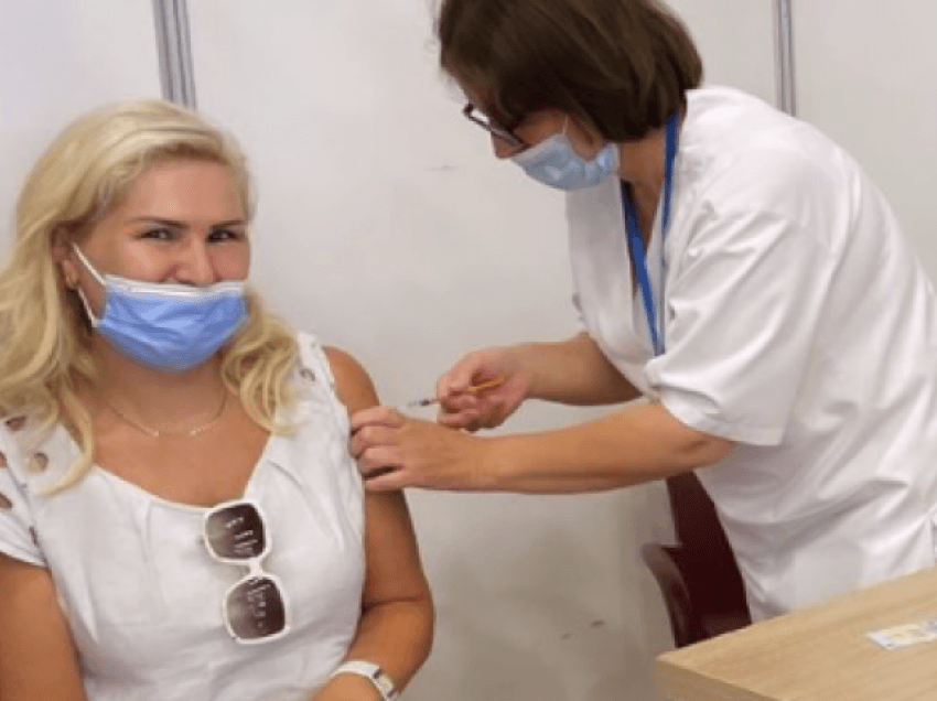 Shyhrete Behluli merr vaksinën kundër koronavirusit