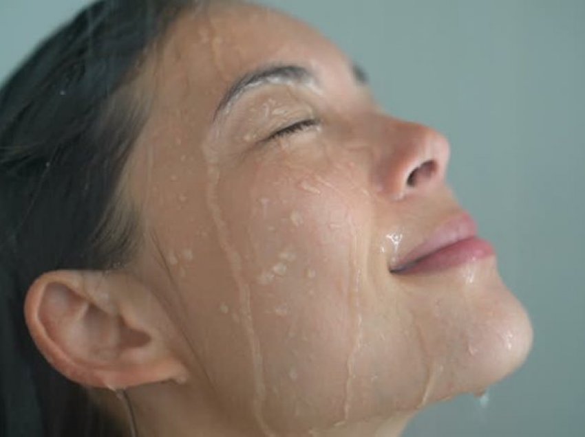 Pse duhet ta mbani larg ujit fytyrën kur bëni dush