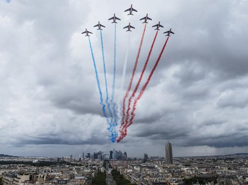 Francezët shikojnë spektaklin e Ditës së Bastilles nën hijen e variantit Delta