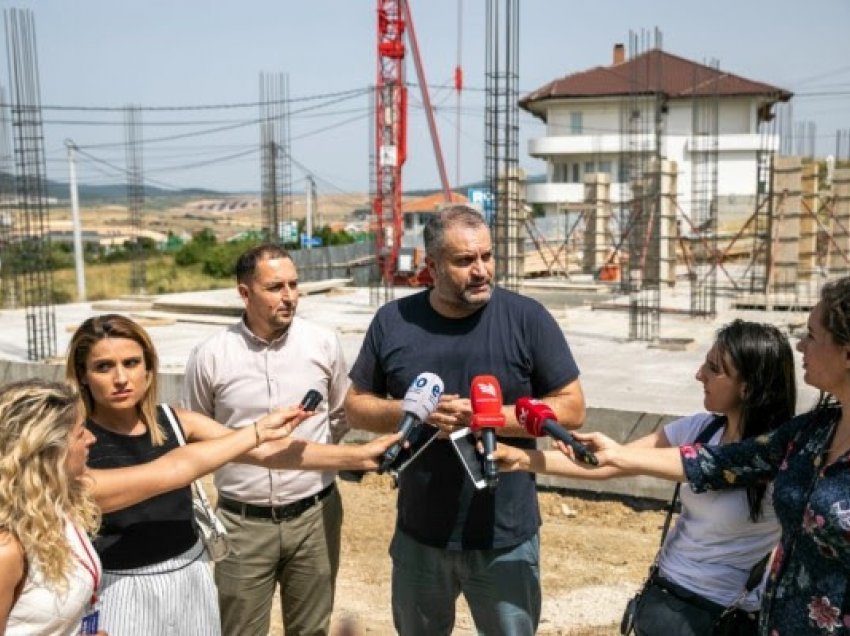 ​Ahmeti inspekton punimet e QMF Veternik, qytetari e quan “kriminel të planit urbanistik”