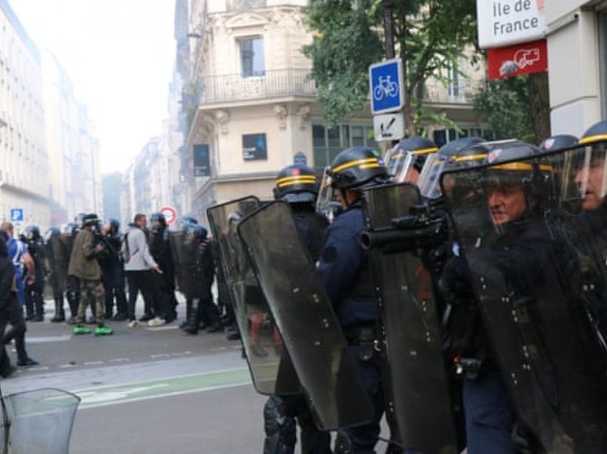 Parisi në protestë kundër masave anti-covid