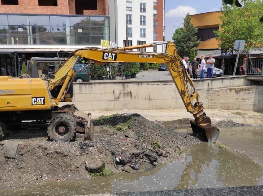 Ka filluar pastrimi i lumit në qytetin e Shtimes