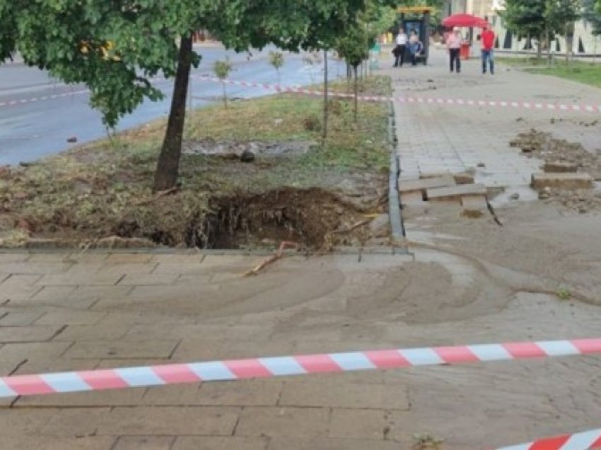 Në qendër të Prishtinës shpërthen gypi i ujit