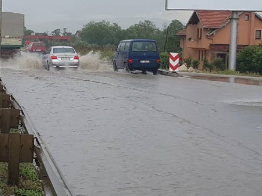 ​Reshje të mëdha të shiut në Gjilan, 52 kërkesa të qytetarëve për ndihmë