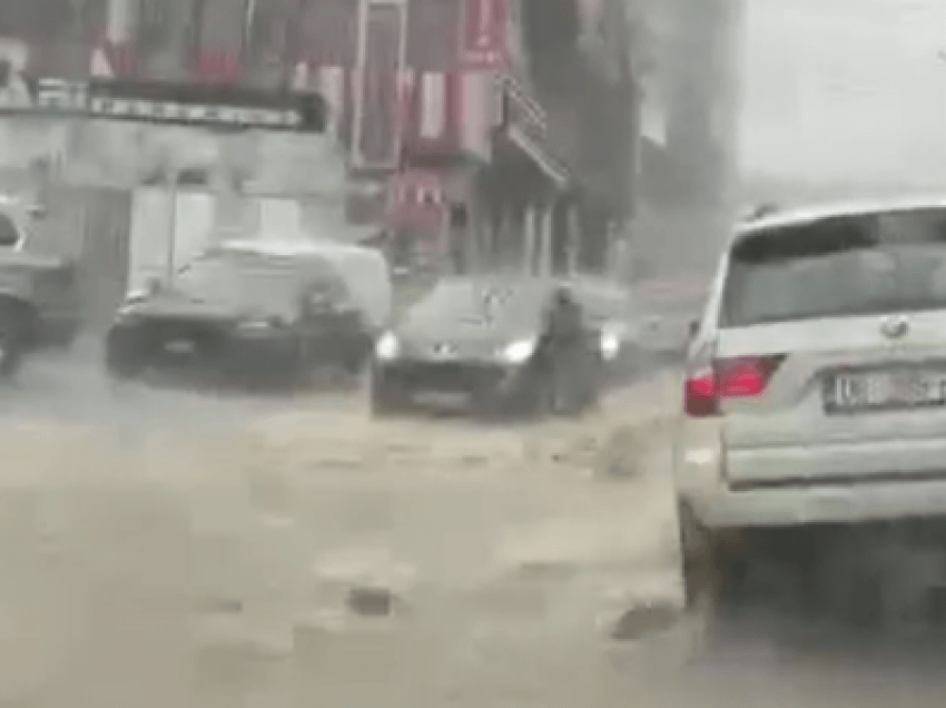 Shi i madh në Gjilan, vështirësohet qarkullimi i veturave