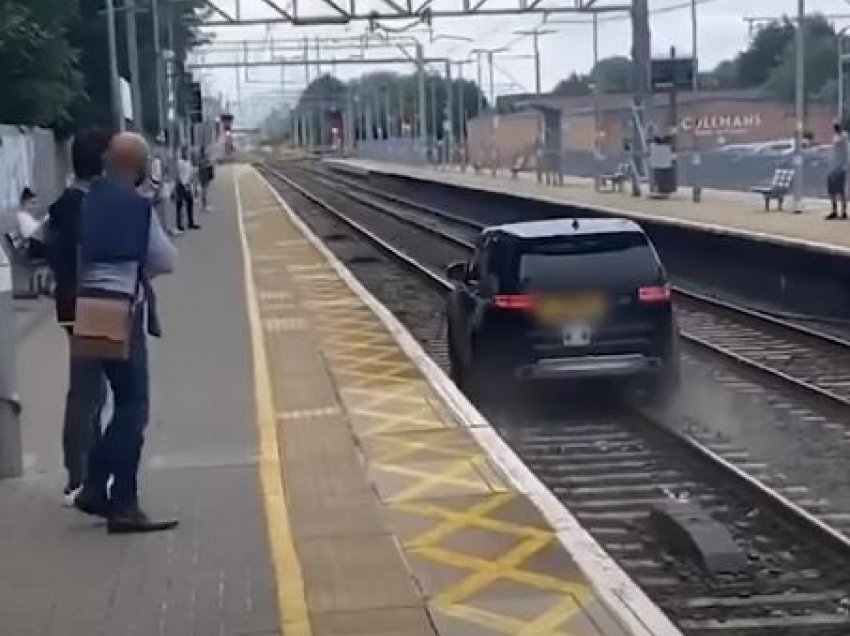 Shoferi nget makinën e vjedhur mbi shinat e trenit 