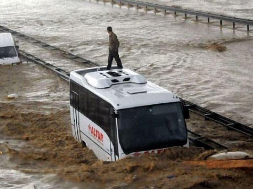 Katastrofë edhe në Turqi, pamje të frikshme të përmbytjeve 