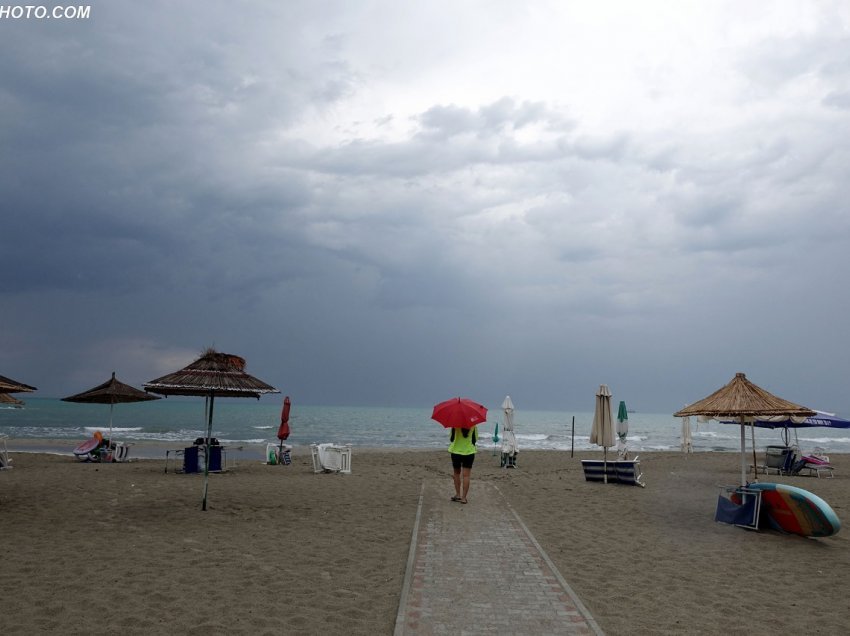 Qytetarët nuk braktisin detin, me çadra në duar frekuentojnë pjesët “pikante” të Adriatikut 