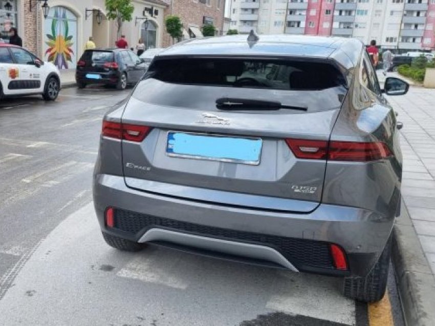 Gjobitet dhe iu konfiskohet automjeti për parking të parregullt në Ferizaj 