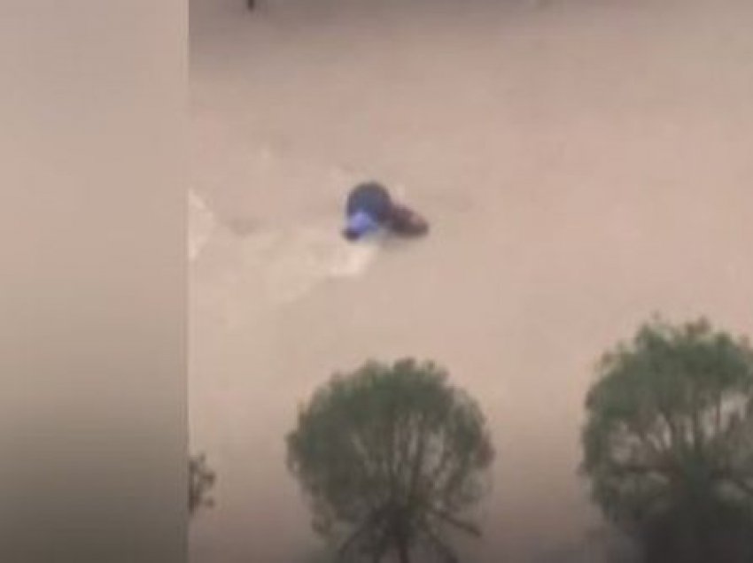 Mrekulli! Gruaja i shpëton mbytjes nga reshjet e dendura të shiut