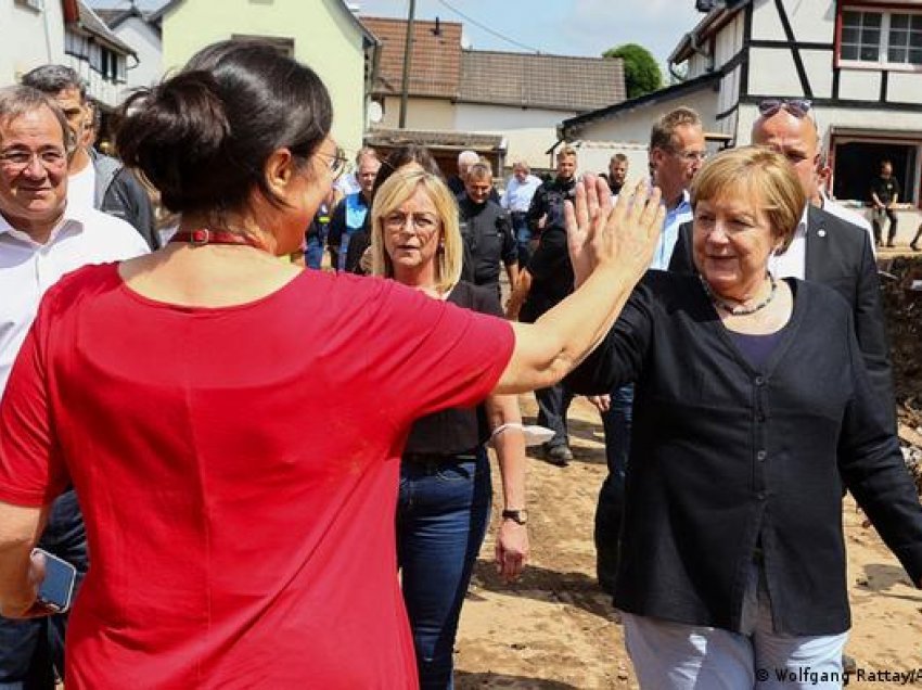 Përmbytjet në Gjermani: Angela Merkel viziton zonat e goditura rëndë në Nordrhein-Westfalen