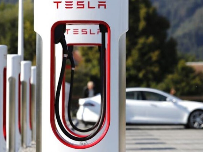 Tesla hap rrjetin e karikuesve për të gjitha makinat elektrike