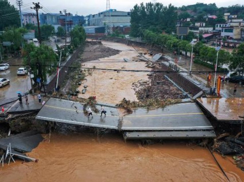 Përkeqësohet situata e përmbytjeve në Kinë, numri i viktimave në rritje