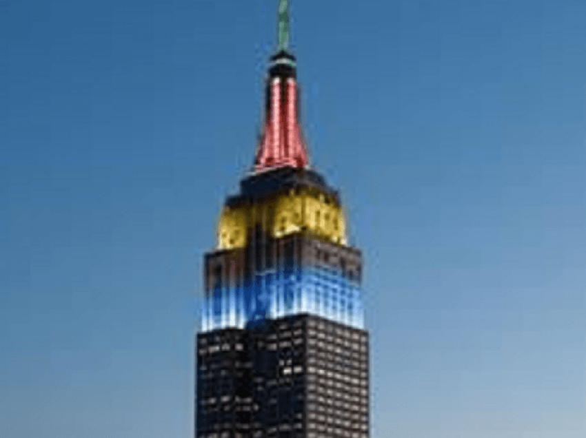 Ndriçohet me ngjyrat e flamurit të Kosovës Empire State Building