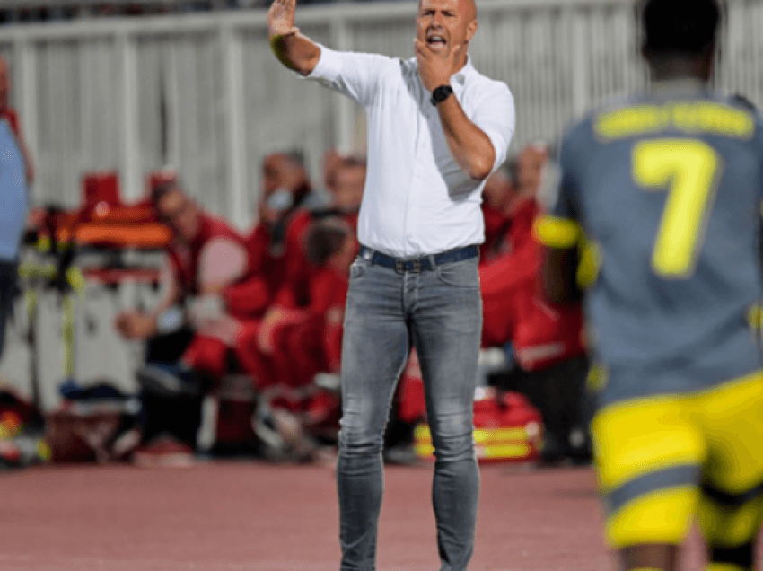 Trajneri i Feyenoordit i zhgënjyer në Prishtinë