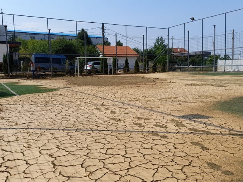Veliu është i shokuar: Dëmtohet rëndë infrastruktura e fushës sportive, askush në Prishtinë nuk merret...