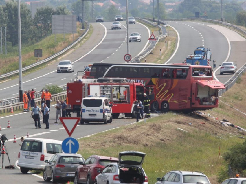 Mërgimtarët qe jetojnë në Kroaci shkojnë në spitalin ku po trajtohen të lënduarit në aksidentin tragjik