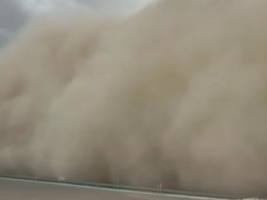 ​Stuhia e rërës “gëlltit” një qytet në Kinë