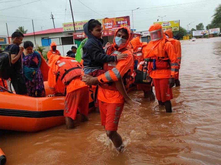 Shkon në 164 numri i viktimave nga përmbytjet në Indi