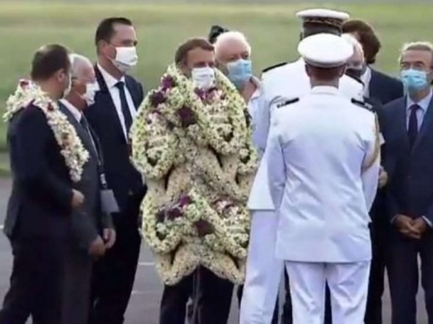 E pazakontë! Presidentin Macron e lënë pa frymë/ Shikoni si e kanë mbuluar me lule deri në fyt 