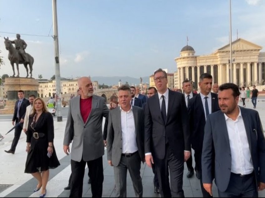 ​Forumi ekonomik në Shkup, Zaev, Rama dhe Vuçiq ecin në shesh