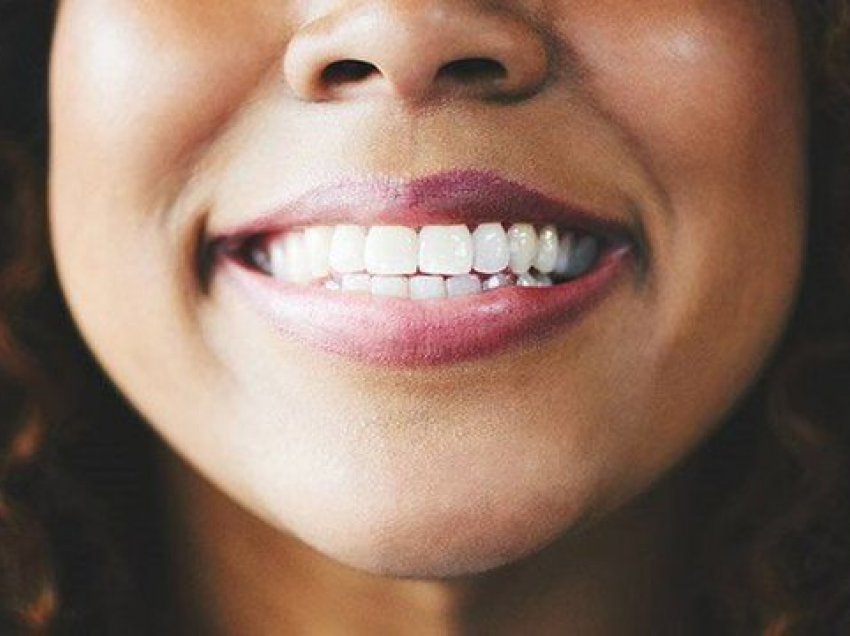 Çfarë tregojnë dhëmbët për shëndetin tuaj? Këto janë disa shenja paralajmëruese që shfaqen në gojë