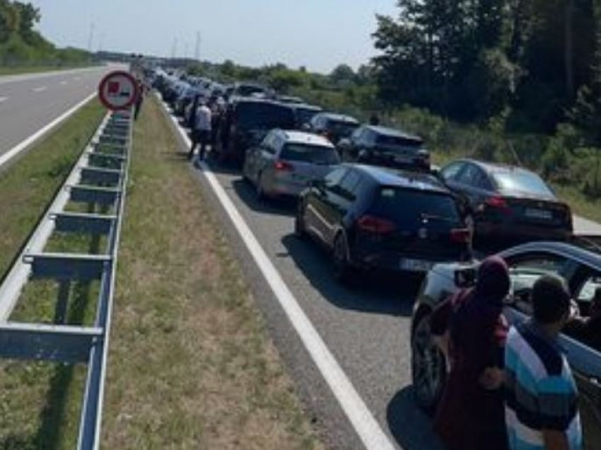 Kolona të gjata në kufirin Kroaci-Serbi, mërgimtarët po presin shumë