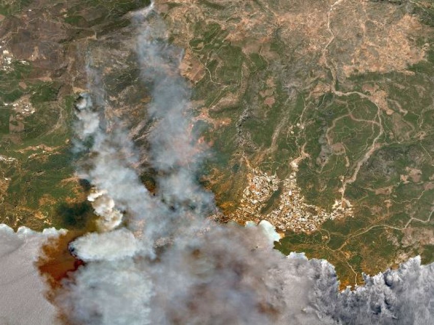 Zjarret në Turqi shihen edhe nga sateliti