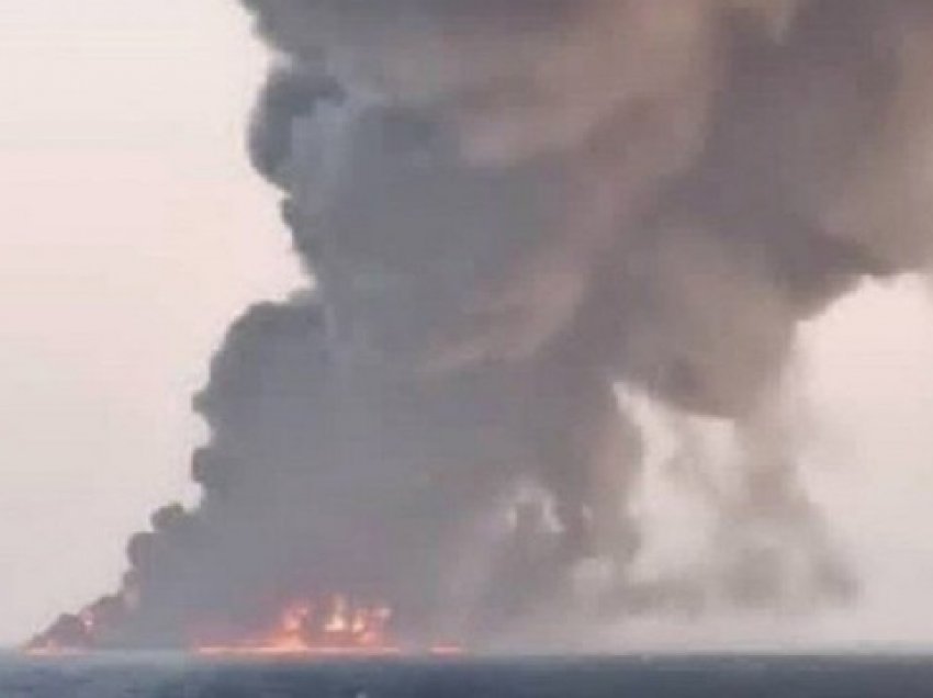 ​Zjarri në Kharg: Anija e marinës iraniane fundoset në Gjirin Persik pas zjarrit