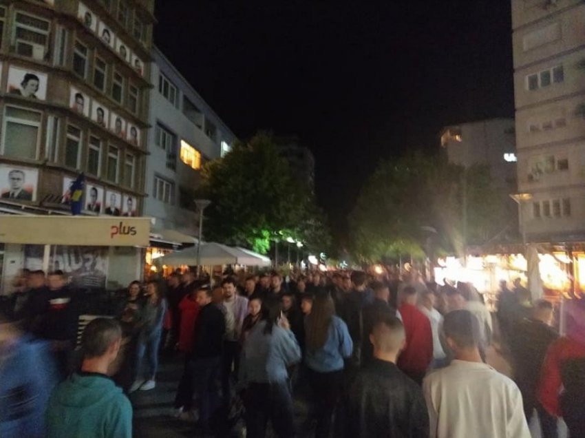 “Nuk ka virus”, Mitrovica mbushet me qytetarë, pa maska e pa distancë