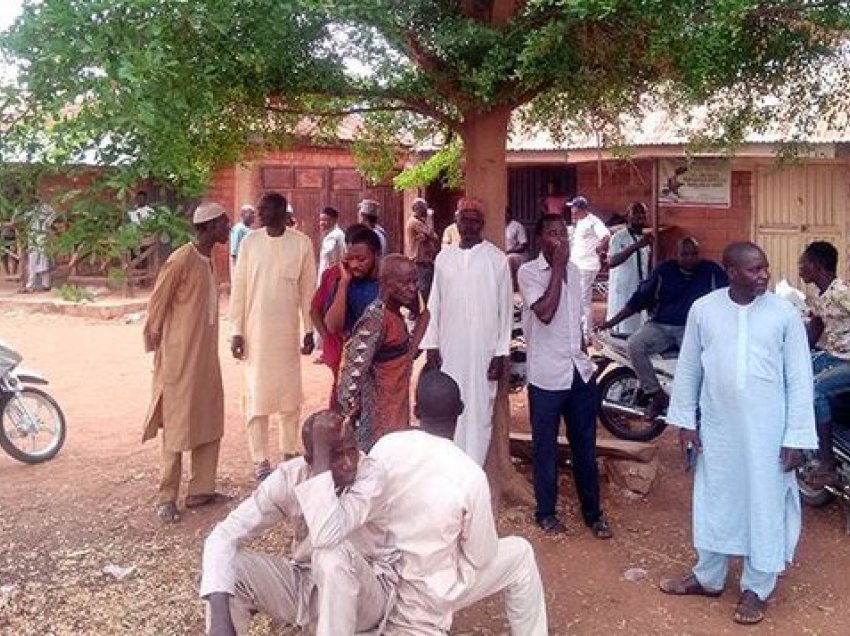Nigeri: Familjet e nxënësve të rrëmbyer nga bandat kërkojnë ndihmë nga autoritetet