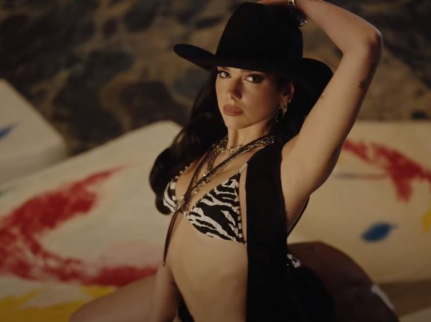 Dua Lipa publikon videoklipin e “Love Again”