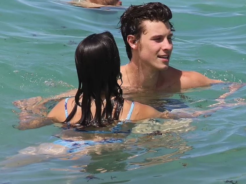 Camila Cabello dhe Shawn Mendes shfaqen të dashuruar teksa bëjnë plazh në Florida