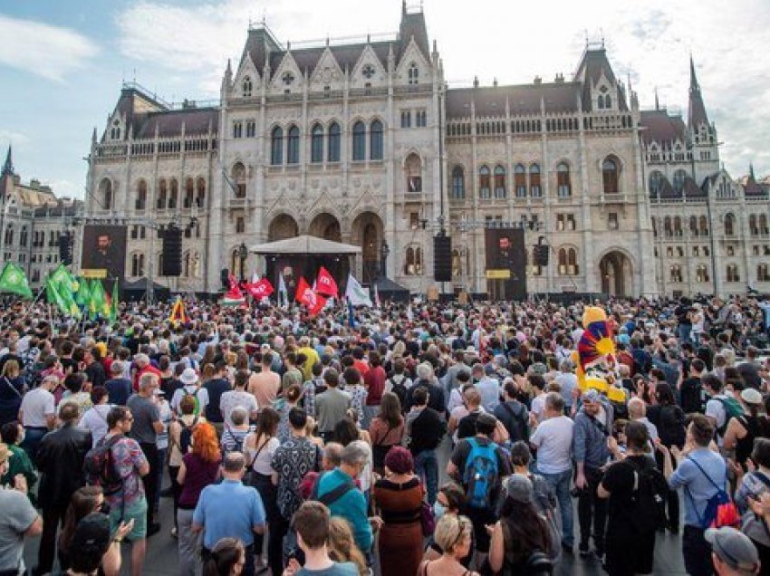 Mijëra protestues në Budapest kundër Orbanit për hapjen e universitetit kinez