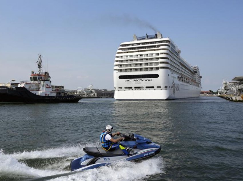 Anijet turistike rifillojnë lundrimin në Venecia