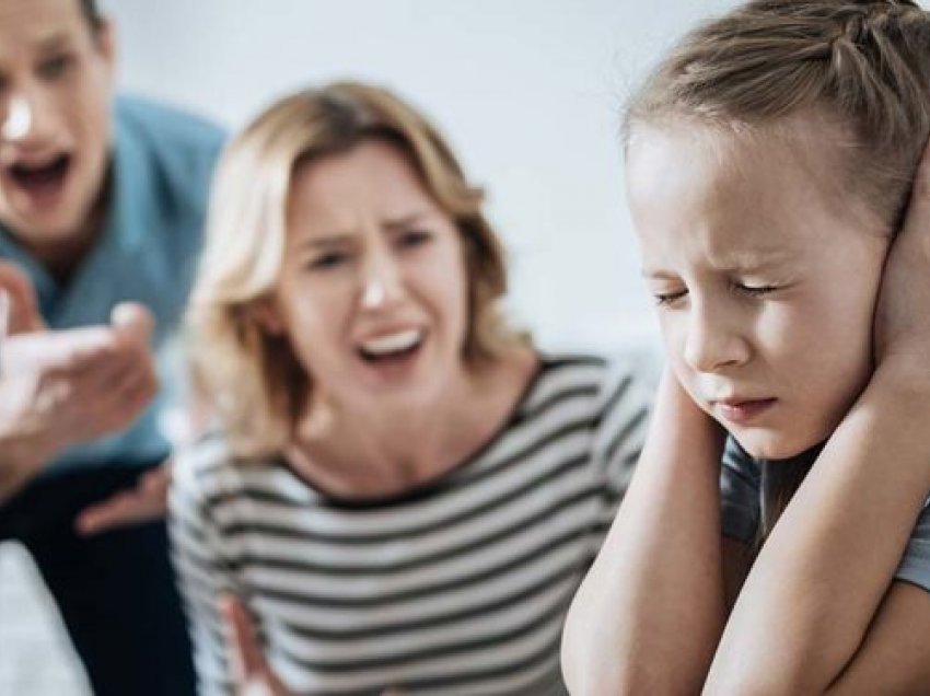 Fëmijëve nuk duhet të ju bërtitni kur bëjnë gabime