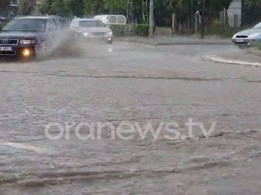 Stuhia e papritur e shiut përmbyt Korçën, probleme dhe tek Pazari i Ri