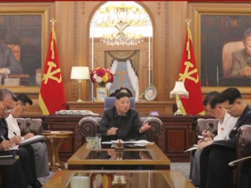 Kim Jong Un mbledh partinë, jep disa ‘udhëzime’ për zhvillimin e vendit