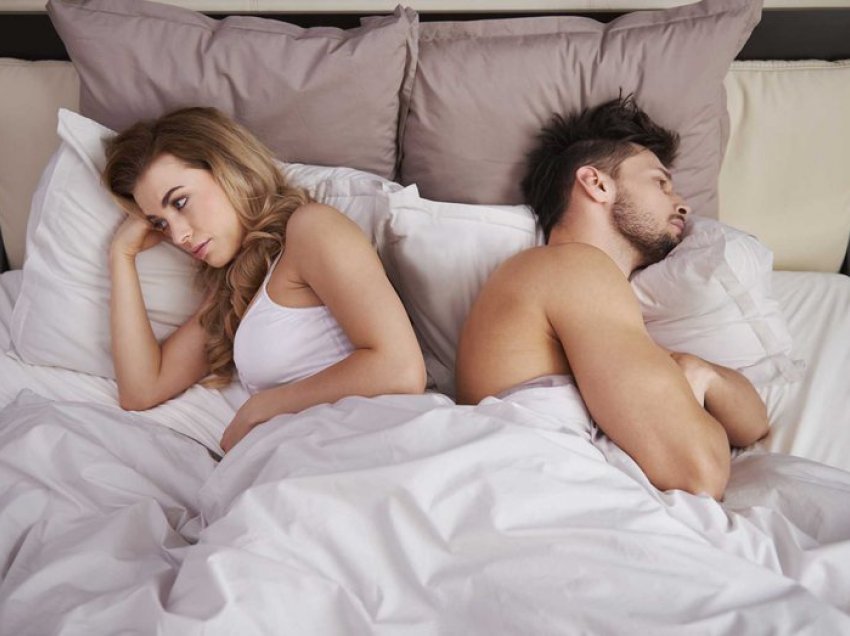 6 sinjale në shtrat që ju bëjnë të kuptoni se ka diçka që s'shkon me lidhjen tuaj