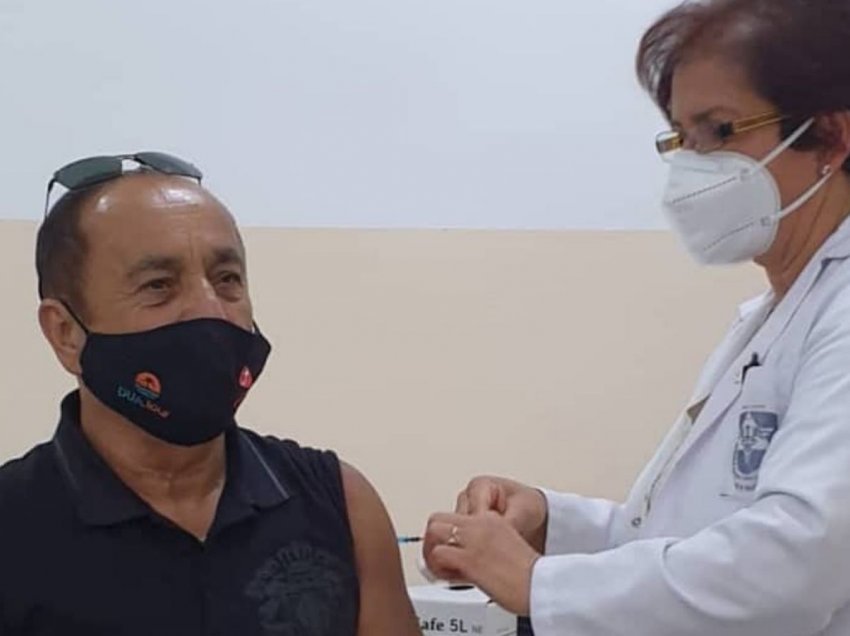 Sevdai Radogshi merr dozën e parë të vaksinës “Pfizer”, “Ishalla e mrama me hajr”