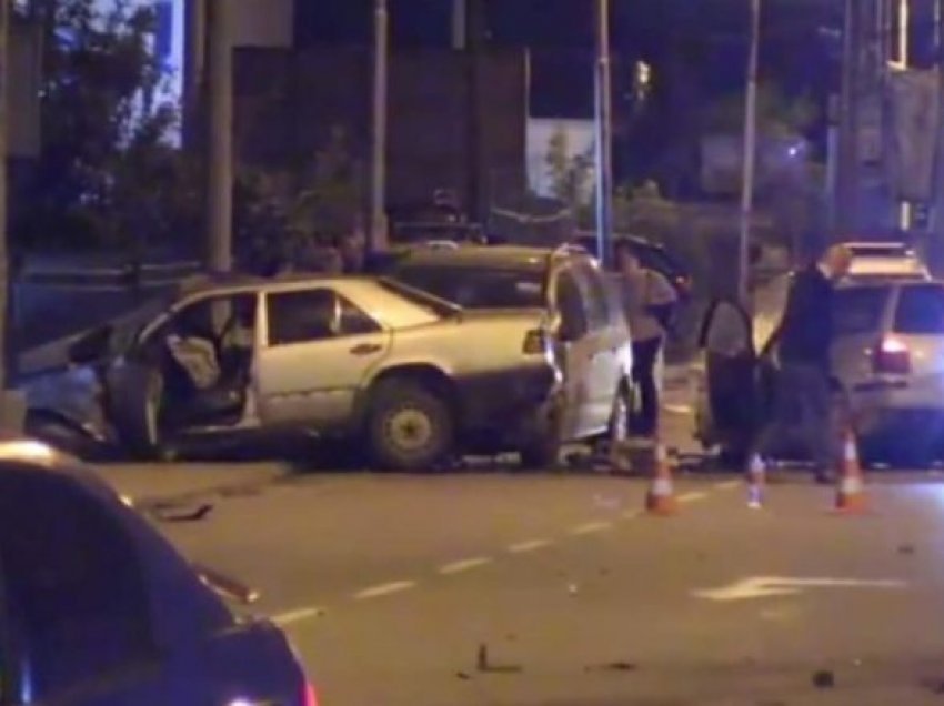 Detaje nga aksidenti i mbrëmshëm në Shkup: Dy të vdekur, një person i arrestuar, pesë makina të përfshira