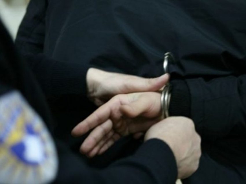 Një 40 vjeçar arrestohet në Mitrovicë, kreu vjedhje në disa dyqane