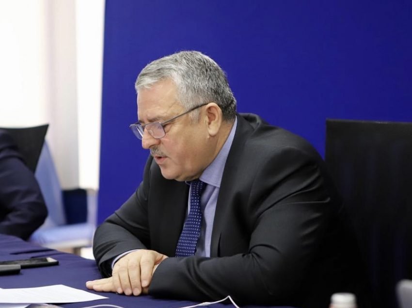 Ish-ministri i drejtohet zyrtarit të LDK-së: Agim Veliut i keni bërë puç në parti