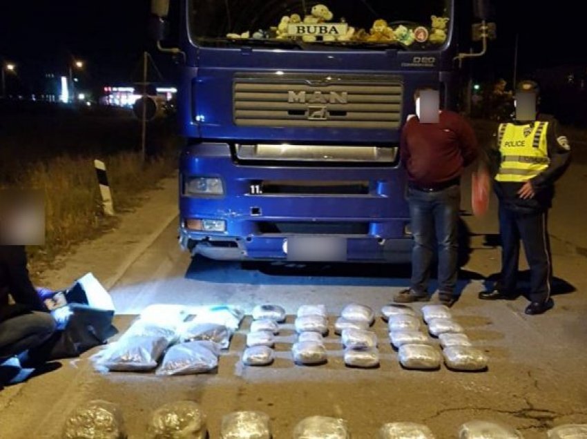 Policia e Maqedonisë sekuestron drogë me vlerë prej 200 mijë eurove, arreston një shtetas të Shqipërisë